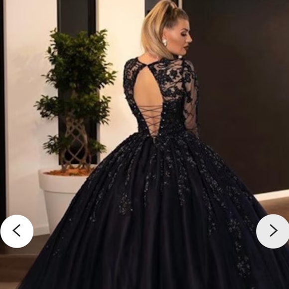 Black formal gown - Picture 2 of 2